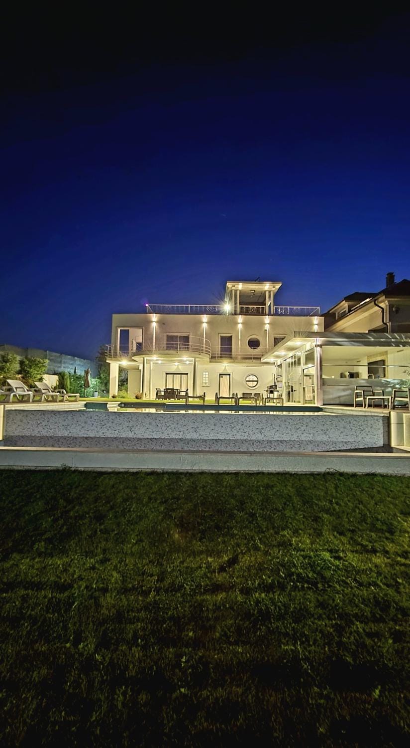 Property building, Balcony/Terrace, Swimming pool