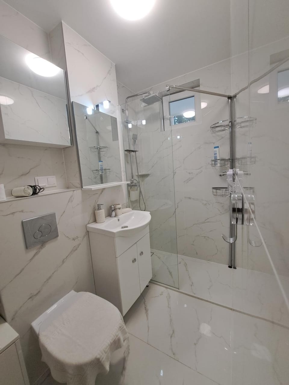 Shower, Toilet, Bathroom, towels