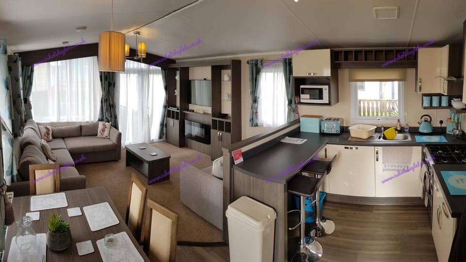 Regal Seaside Haven, West Sands House in Selsey