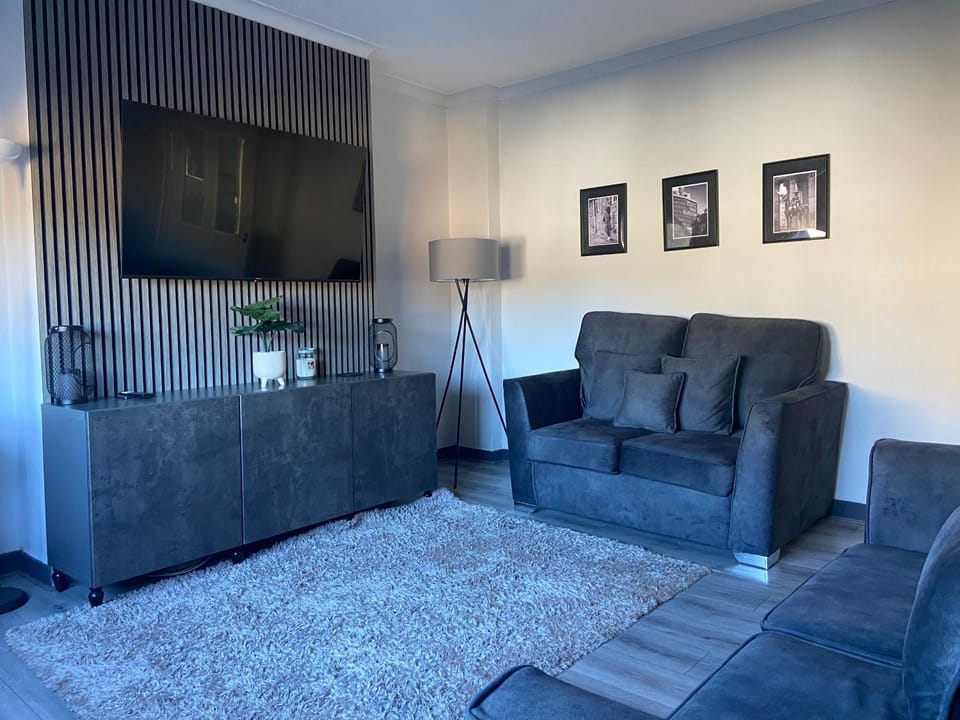 TV and multimedia, Living room, Evening entertainment