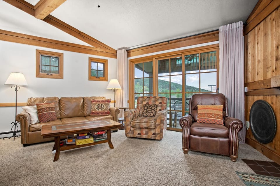 Hot Tub, Loft with Balcony, Great Views, 2 Bedrooms, 30 Plus Night Rentals Welcome House in Steamboat Springs