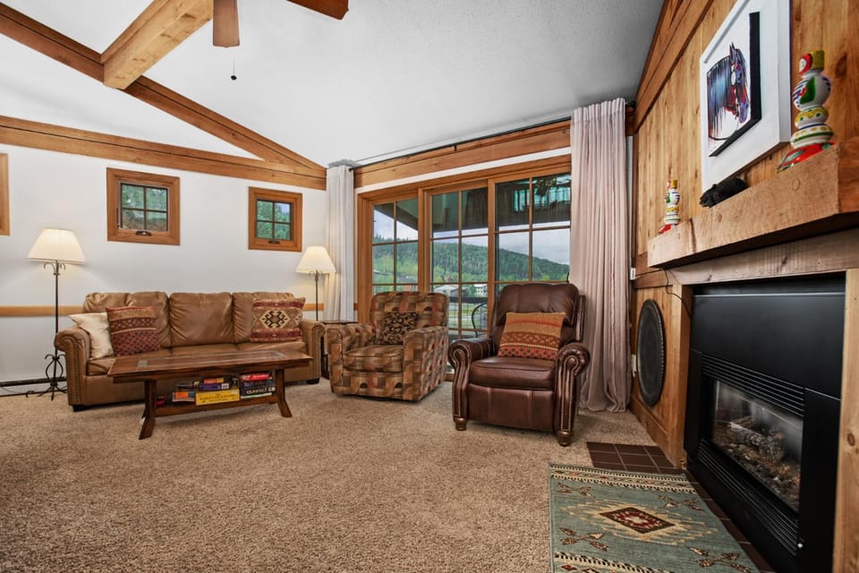 Hot Tub, Loft with Balcony, Great Views, 2 Bedrooms, 30 Plus Night Rentals Welcome House in Steamboat Springs