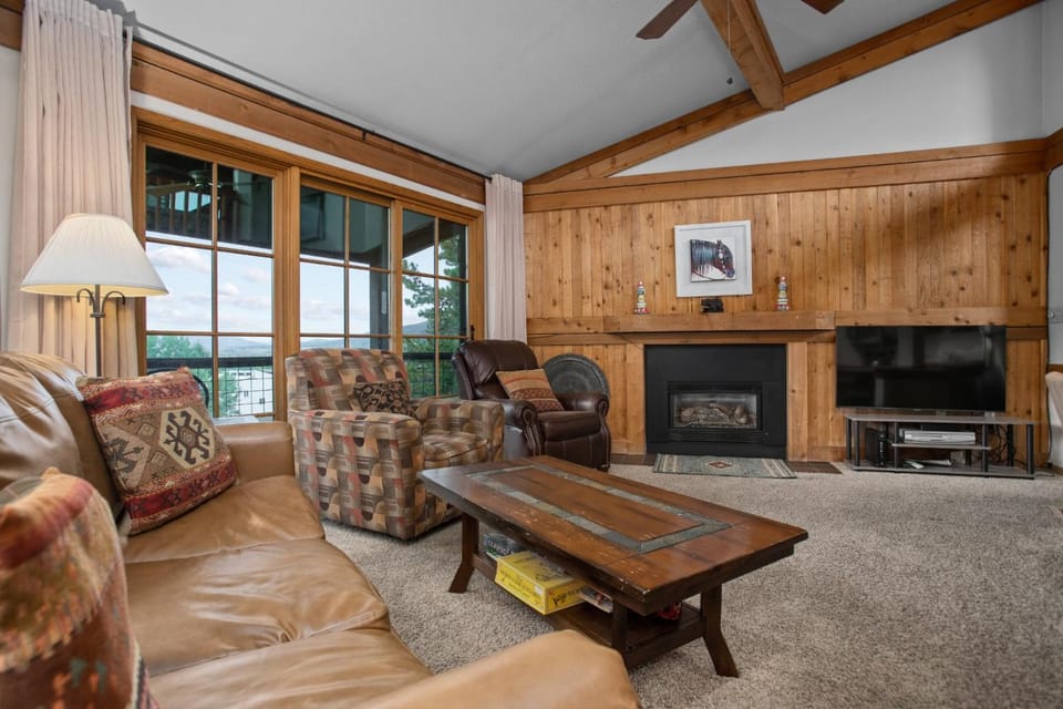 Hot Tub, Loft with Balcony, Great Views, 2 Bedrooms, 30 Plus Night Rentals Welcome House in Steamboat Springs