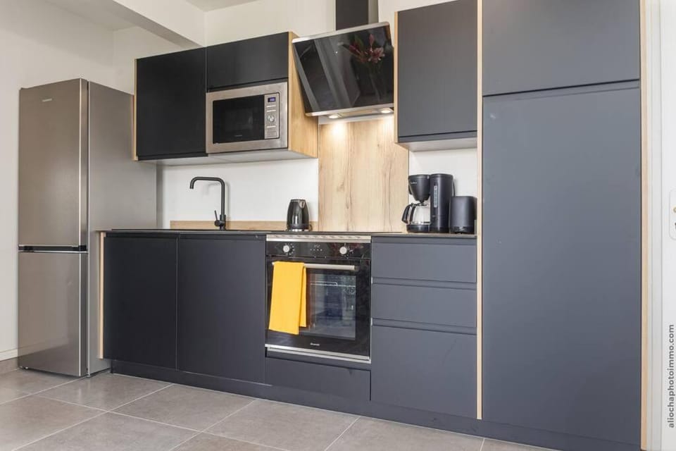 Coffee/tea facilities, Kitchen or kitchenette, dishwasher, oven, stove, toaster