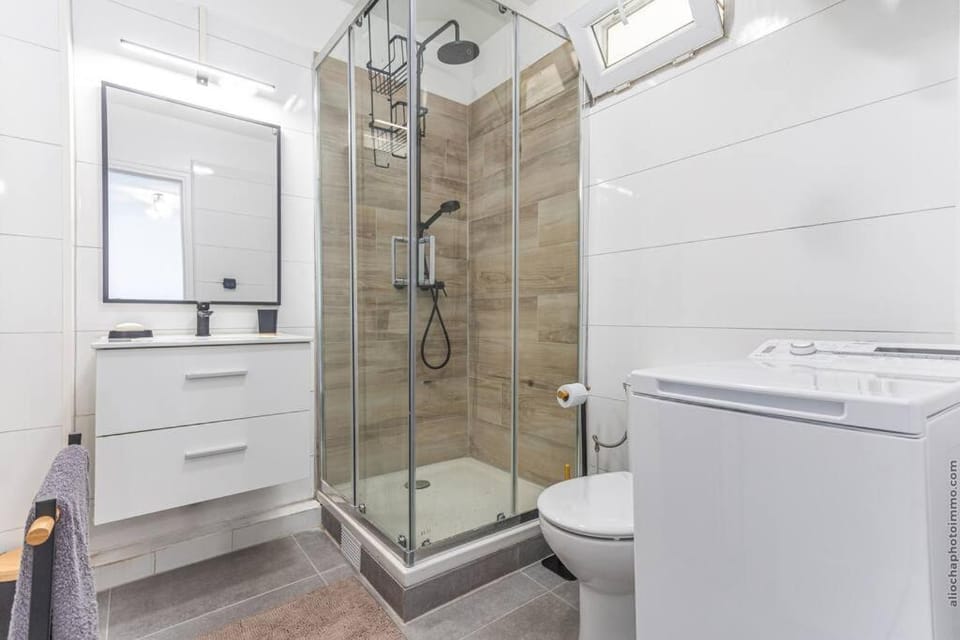 Shower, Toilet, Bathroom, towels
