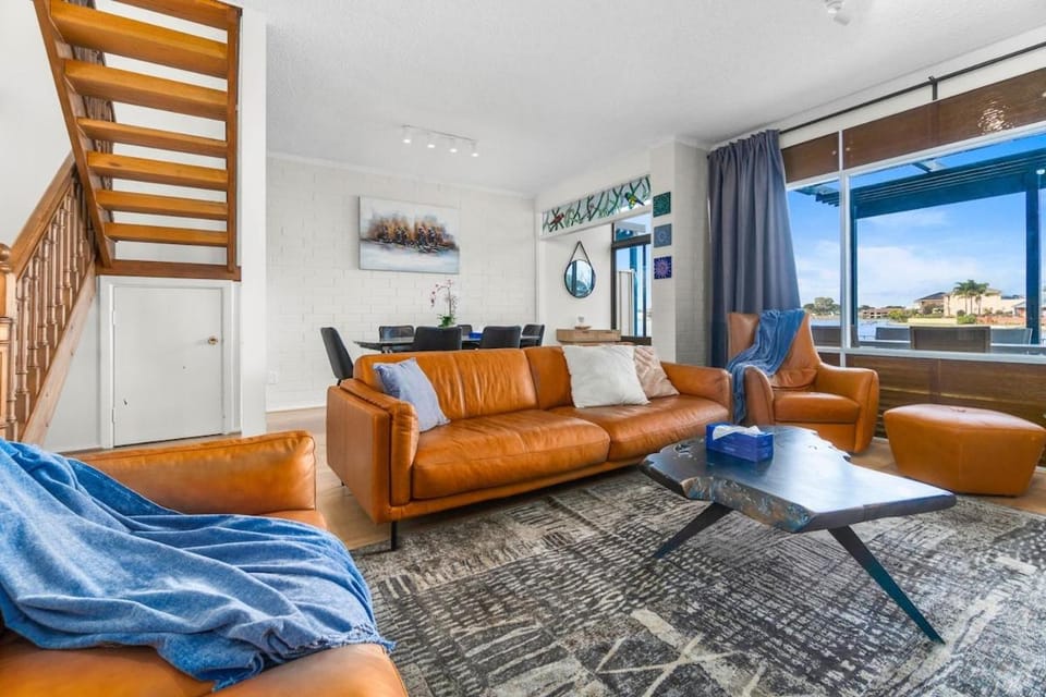 Stunning Lake View Townhouse-Dream Staycation House in Adelaide
