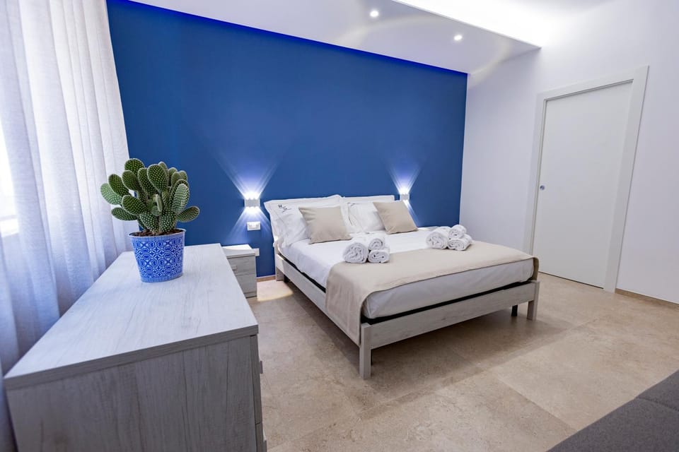 Bed, Photo of the whole room, Bedroom, Quiet street view
