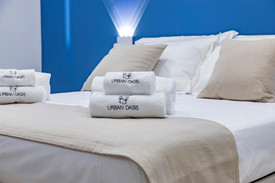 Bed, Bedroom, towels