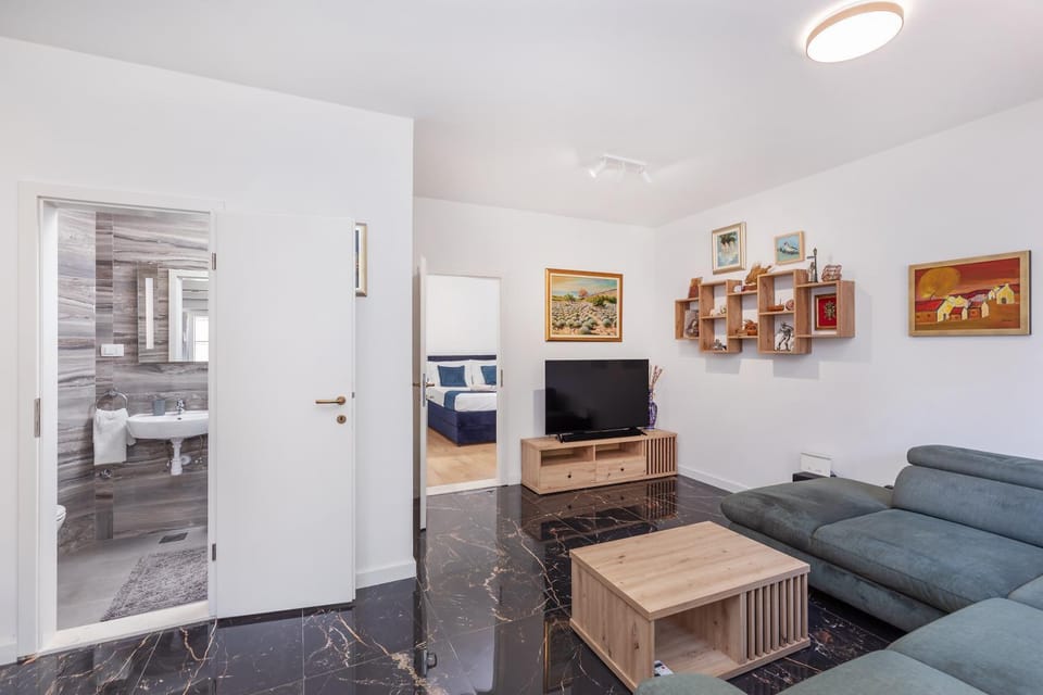 Toilet, TV and multimedia, Seating area, Bedroom