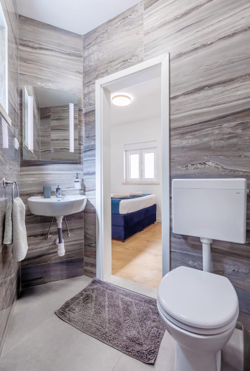 Toilet, Bed, towels