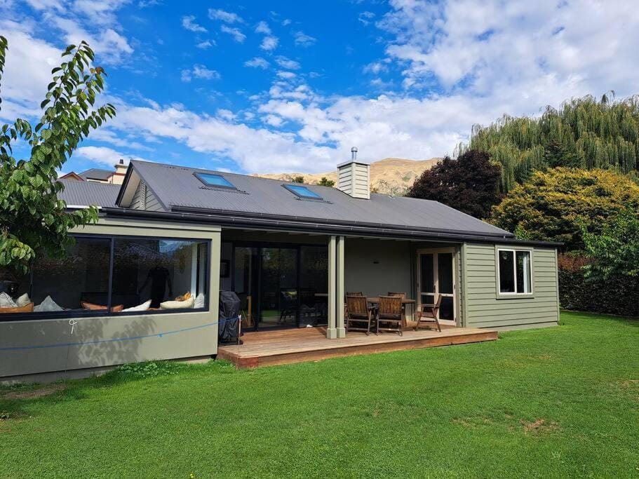 Peaceful and Secluded, yet so close to town! House in Wanaka
