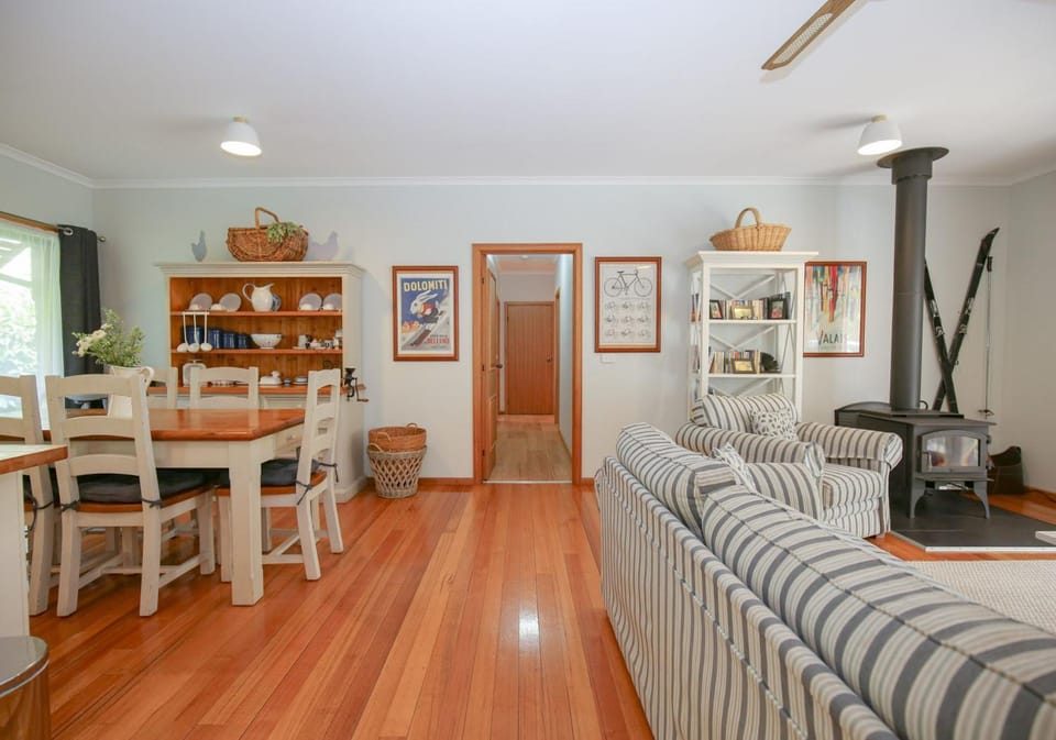 Kitchen or kitchenette, Living room, Seating area, Dining area, fireplace, pet friendly