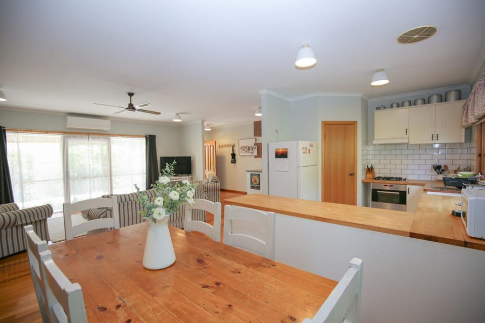 TV and multimedia, Coffee/tea facilities, Kitchen or kitchenette, Dining area, dishwasher, microwave, oven, pet friendly, stove, toaster