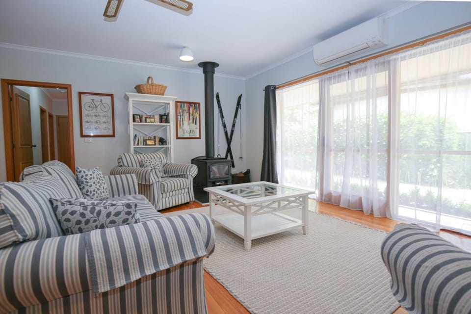 Living room, Seating area, fireplace, heating, pet friendly, air conditioner