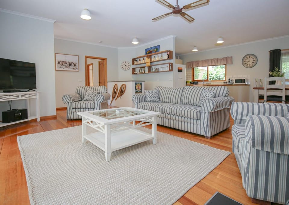 TV and multimedia, Coffee/tea facilities, Living room, Seating area, Dining area, fireplace, microwave, pet friendly, kitchen