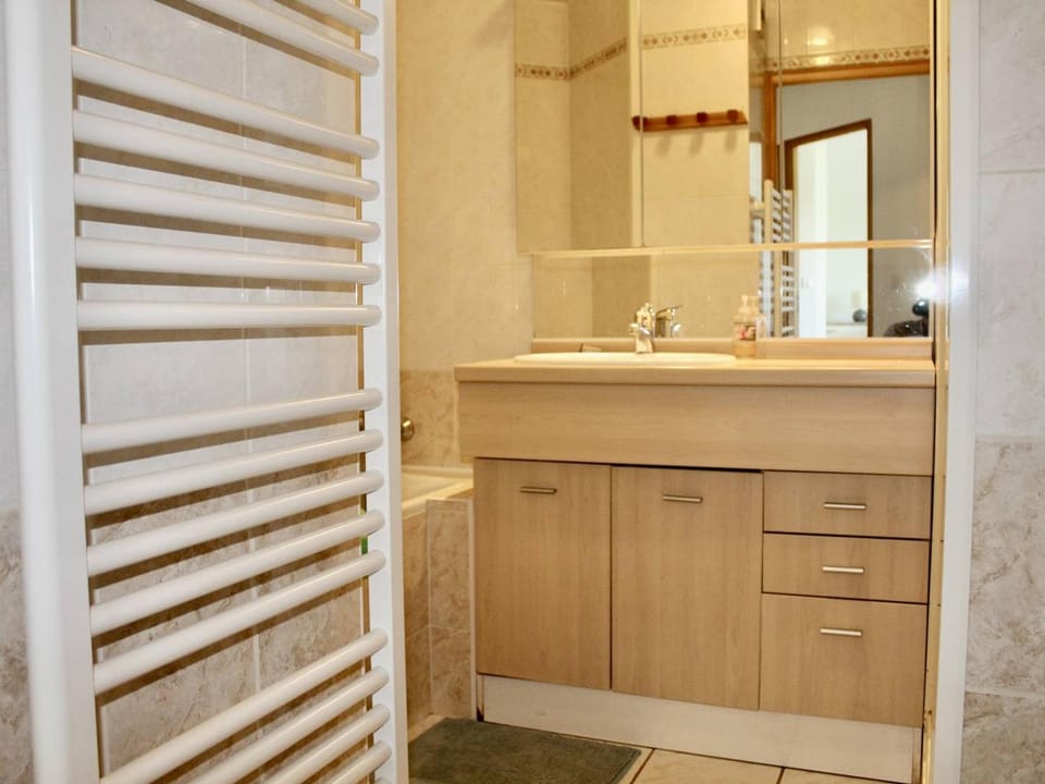 Cagnes-sur-Mer: Spacieux 3 Pièces avec Piscine, Clim & Terrasses - FR-1-252A-128 Apartment in Cagnes-sur-Mer