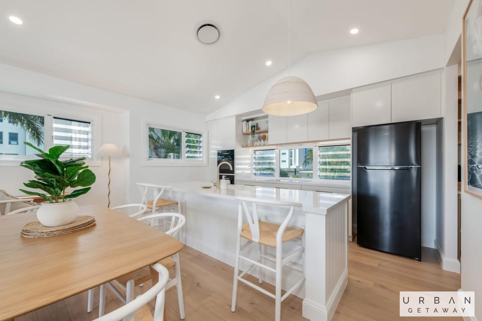 Kitchen or kitchenette, Dining area, minibar, kitchen