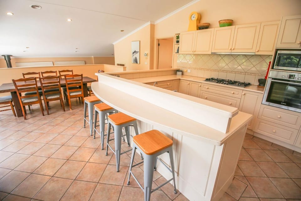 Coffee/tea facilities, Kitchen or kitchenette, Dining area, dishwasher, heating, microwave, oven, pet friendly, stove, toaster, air conditioner