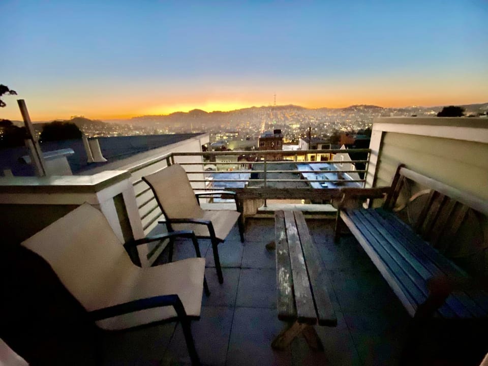 Natural landscape, Balcony/Terrace, Seating area, City view