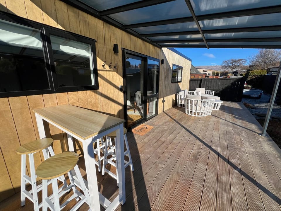 Property building, Patio, Patio, Balcony/Terrace, Parking