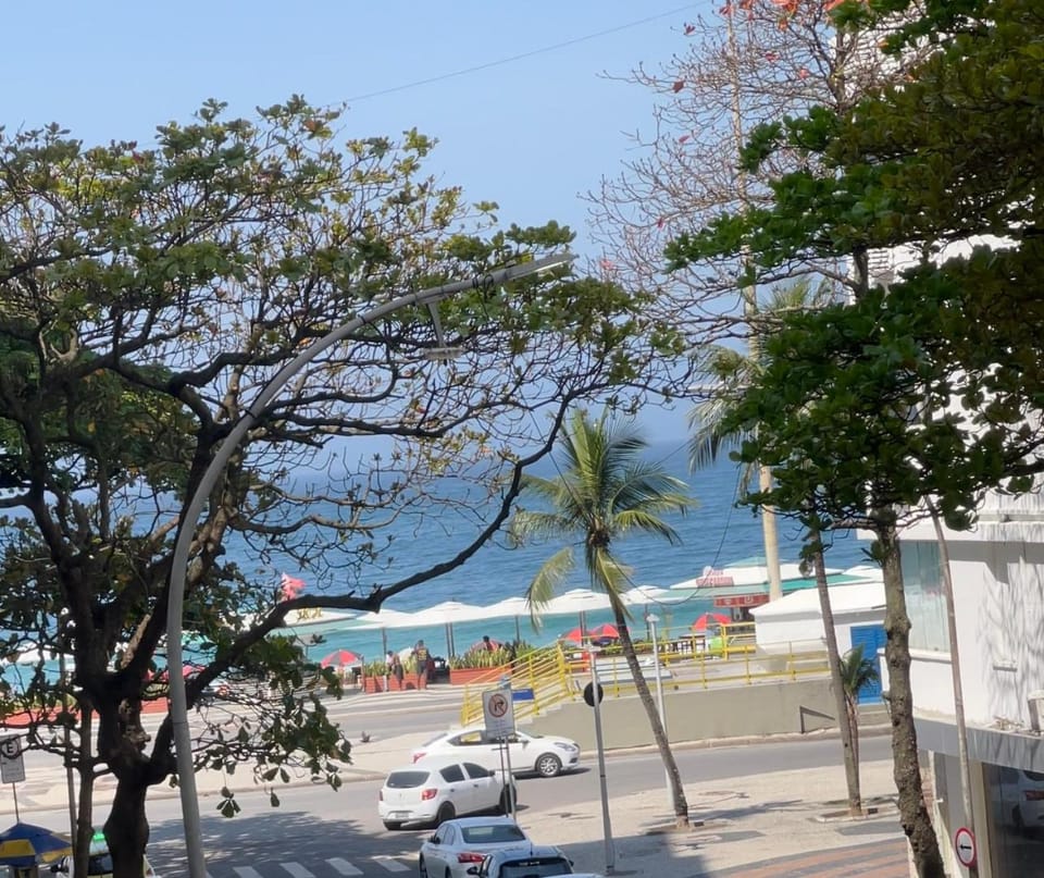 Apartamento localizado no posto 5 em Copacabana Apartment in Rio de Janeiro