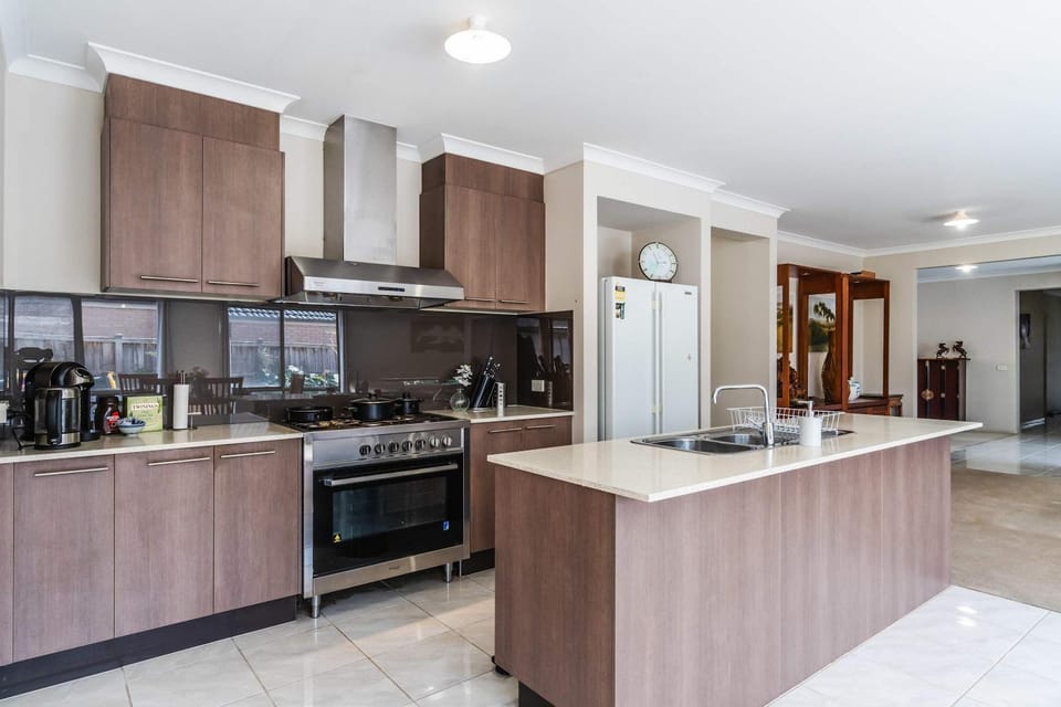 Elegant 4BR Villa with 3 Living Rooms in PointCook House in Werribee South