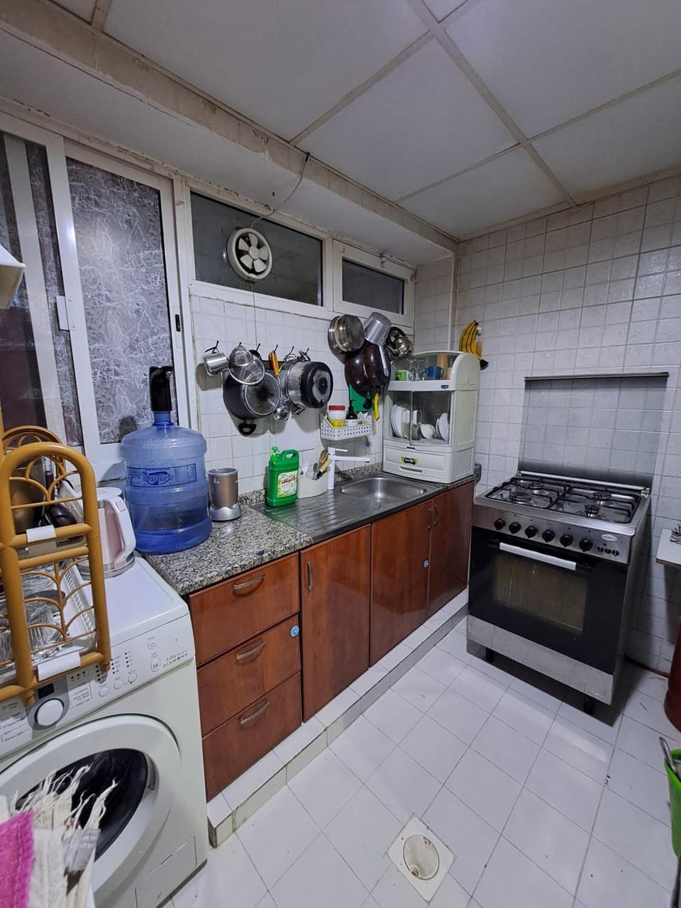 Kitchen or kitchenette, stove, washing machine