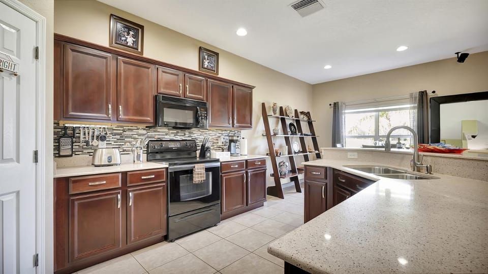 Valrico's Hidden Gem A Stunning 3-Bedroom Oasis Awaits! House in Valrico