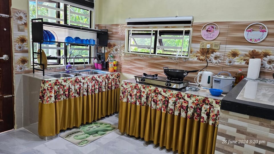 Kitchen or kitchenette, Communal kitchen