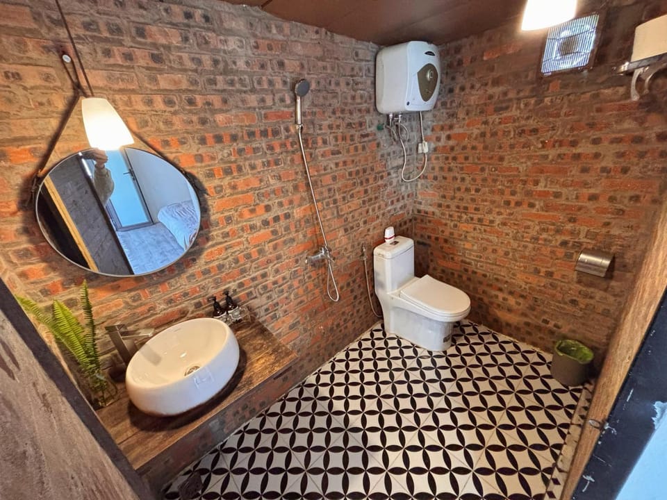 Shower, Toilet