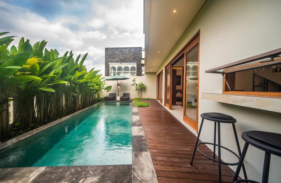 Property building, Patio, Day, View (from property/room), Balcony/Terrace, Pool view, Swimming pool, sunbed