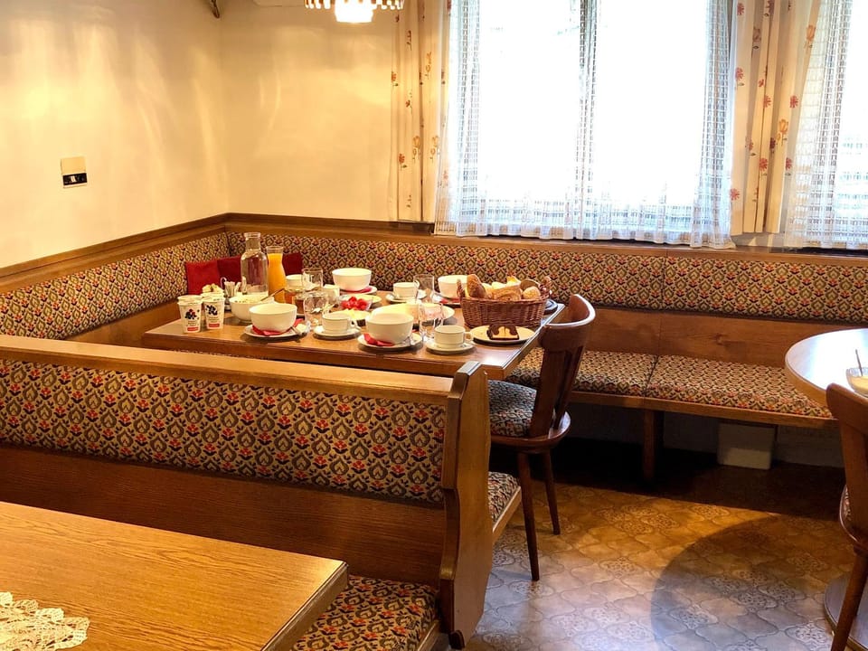 Breakfast, Continental breakfast, Internal: Not applicable to any particular room