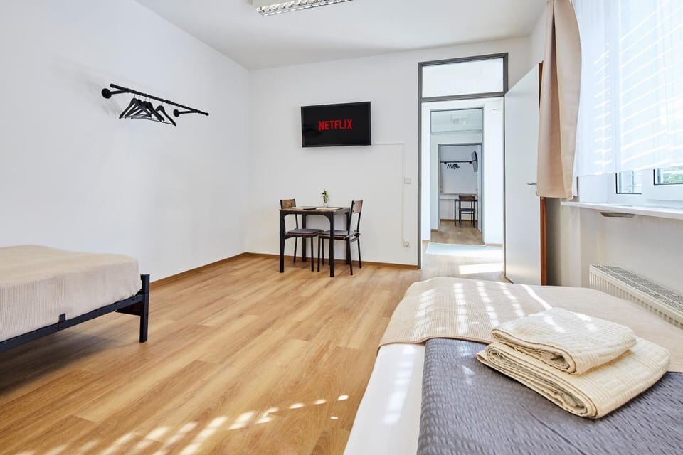 Bed, TV and multimedia, Photo of the whole room, Seating area, Bedroom, towels