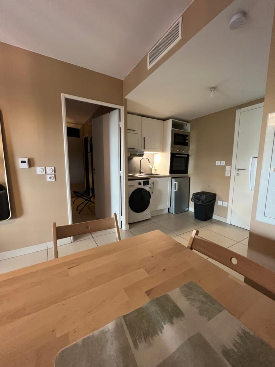 Kitchen or kitchenette, Dining area, washing machine