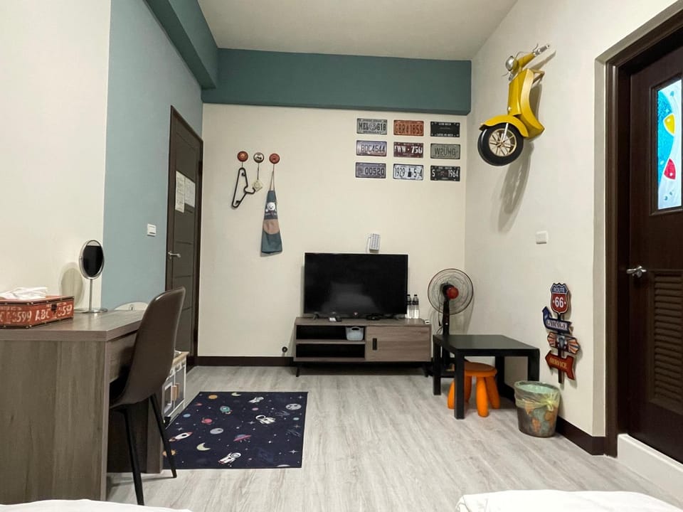 TV and multimedia, Living room, Seating area, Evening entertainment