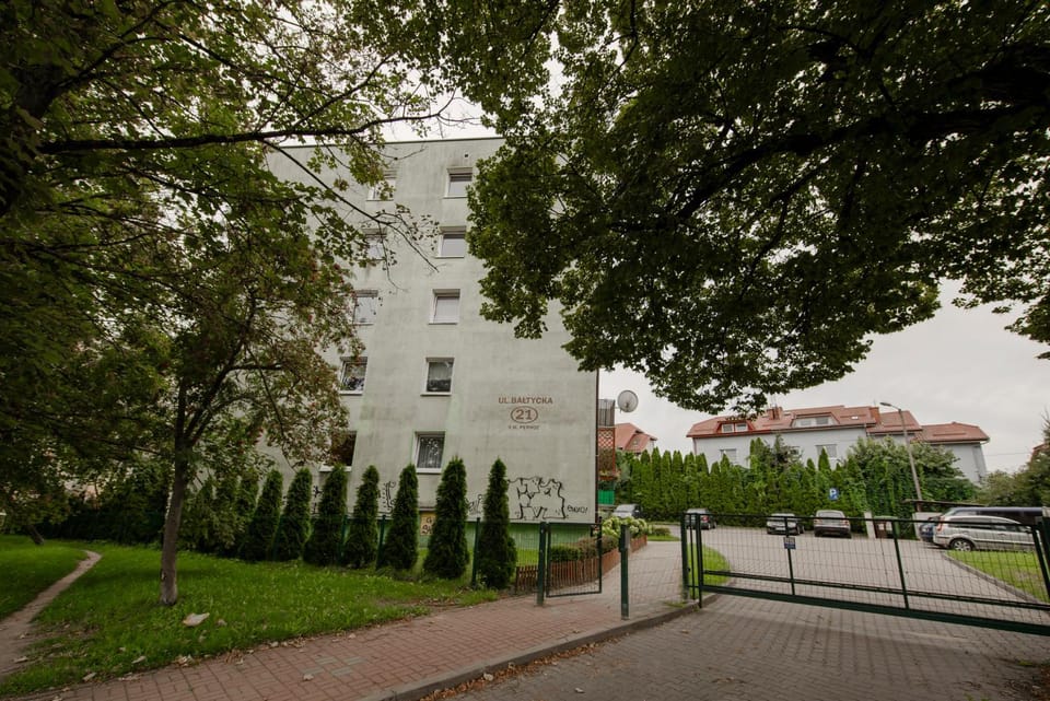 Property building, Neighbourhood, Location