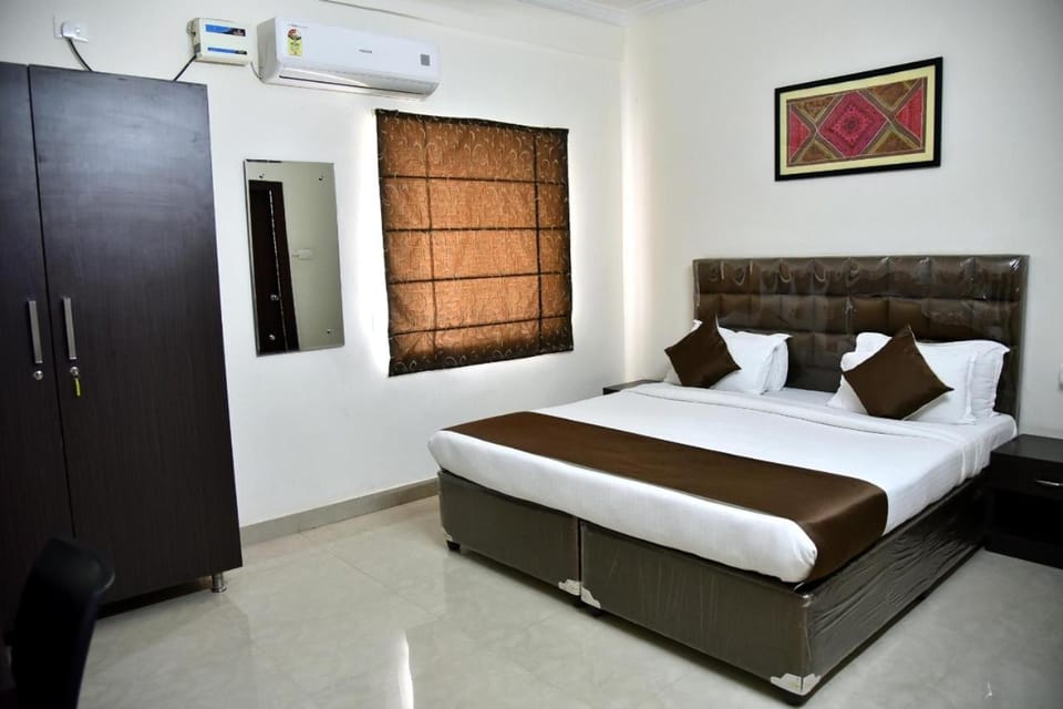 Bed, Photo of the whole room, Bedroom, wardrobe, air conditioner