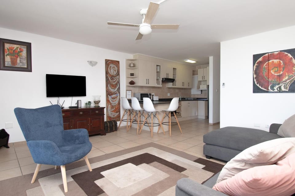 Communal lounge/ TV room, TV and multimedia, Kitchen or kitchenette, Living room, Seating area, Dining area, Evening entertainment