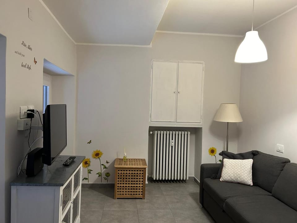 TV and multimedia, Kitchen or kitchenette, Living room, Seating area, internet