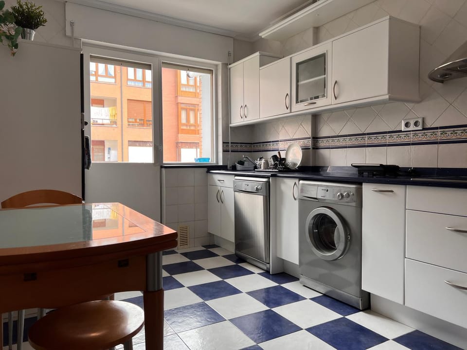 Kitchen or kitchenette, Dining area, stove, washing machine