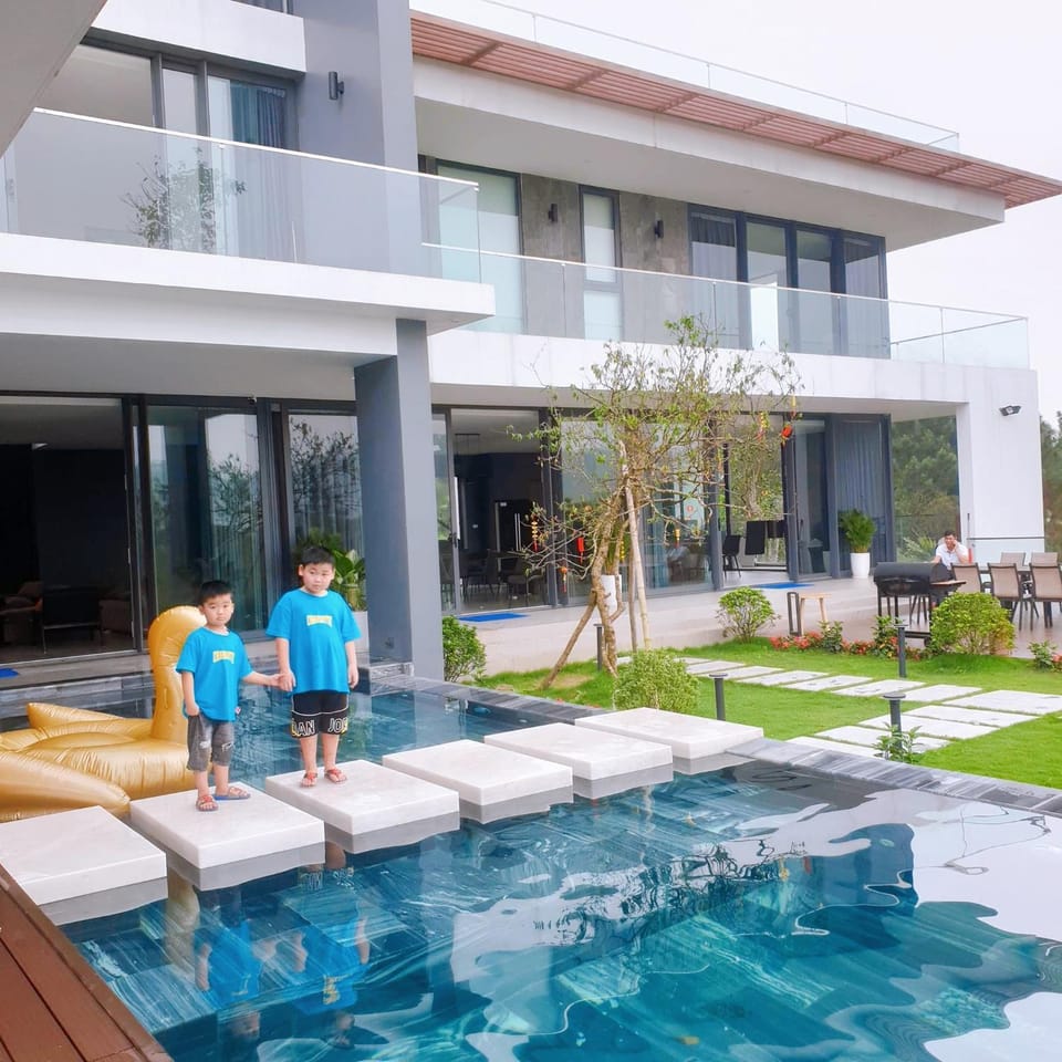 Day, Swimming pool