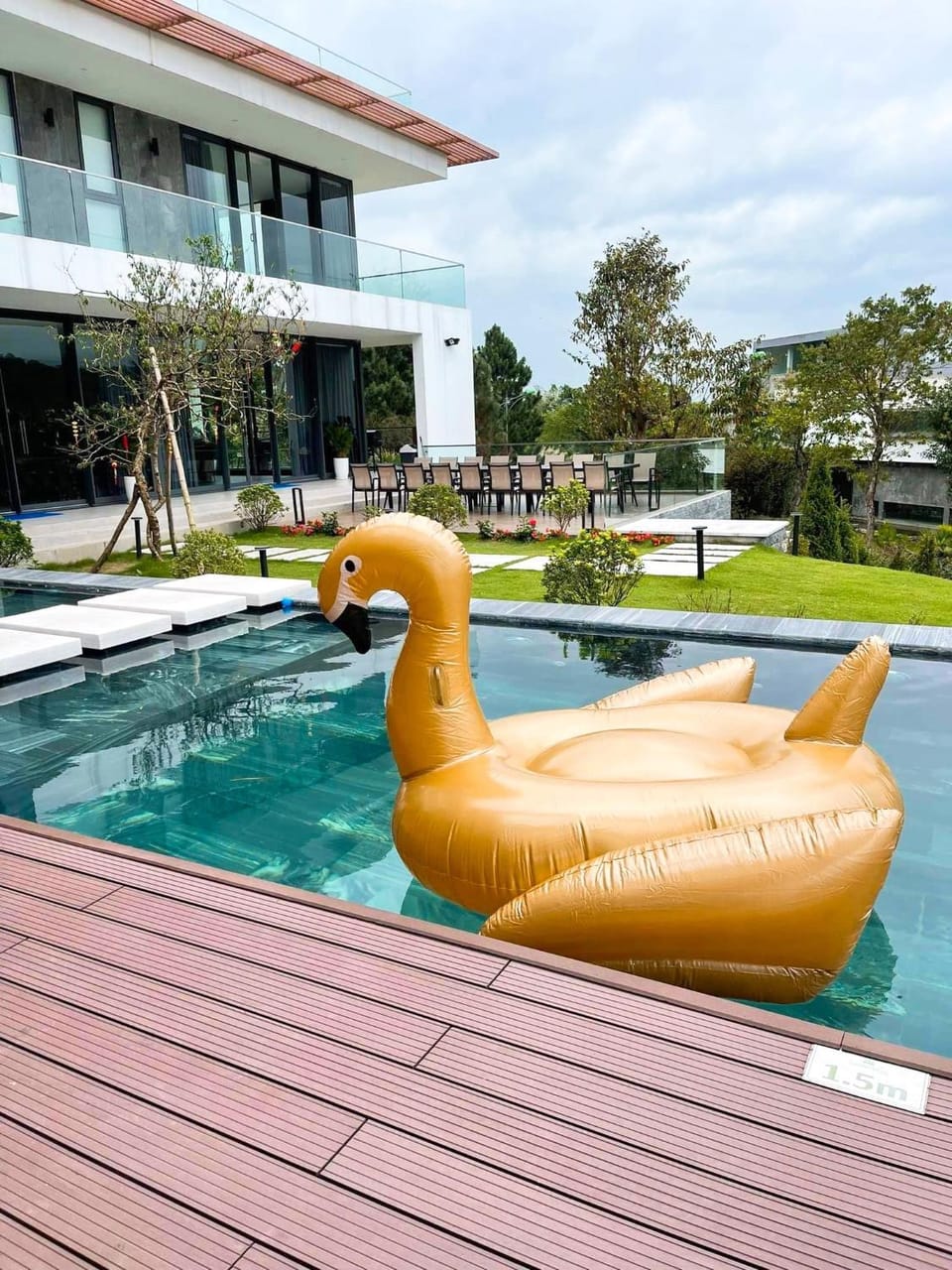 Day, Swimming pool