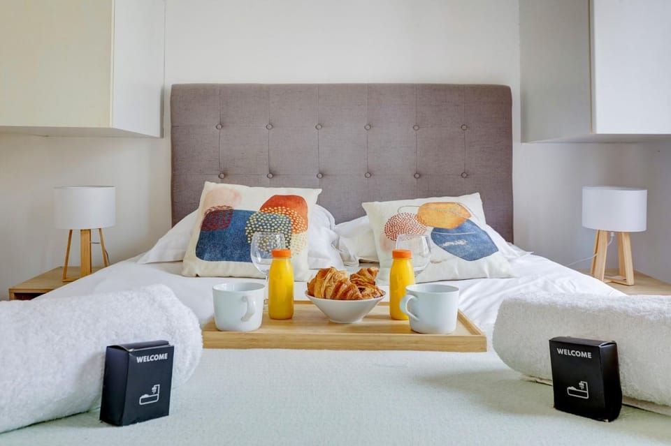 Bed, Food and drinks, Bedroom, Breakfast