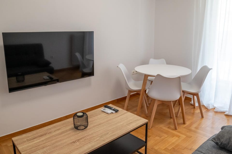 TV and multimedia, Living room, Seating area, Dining area