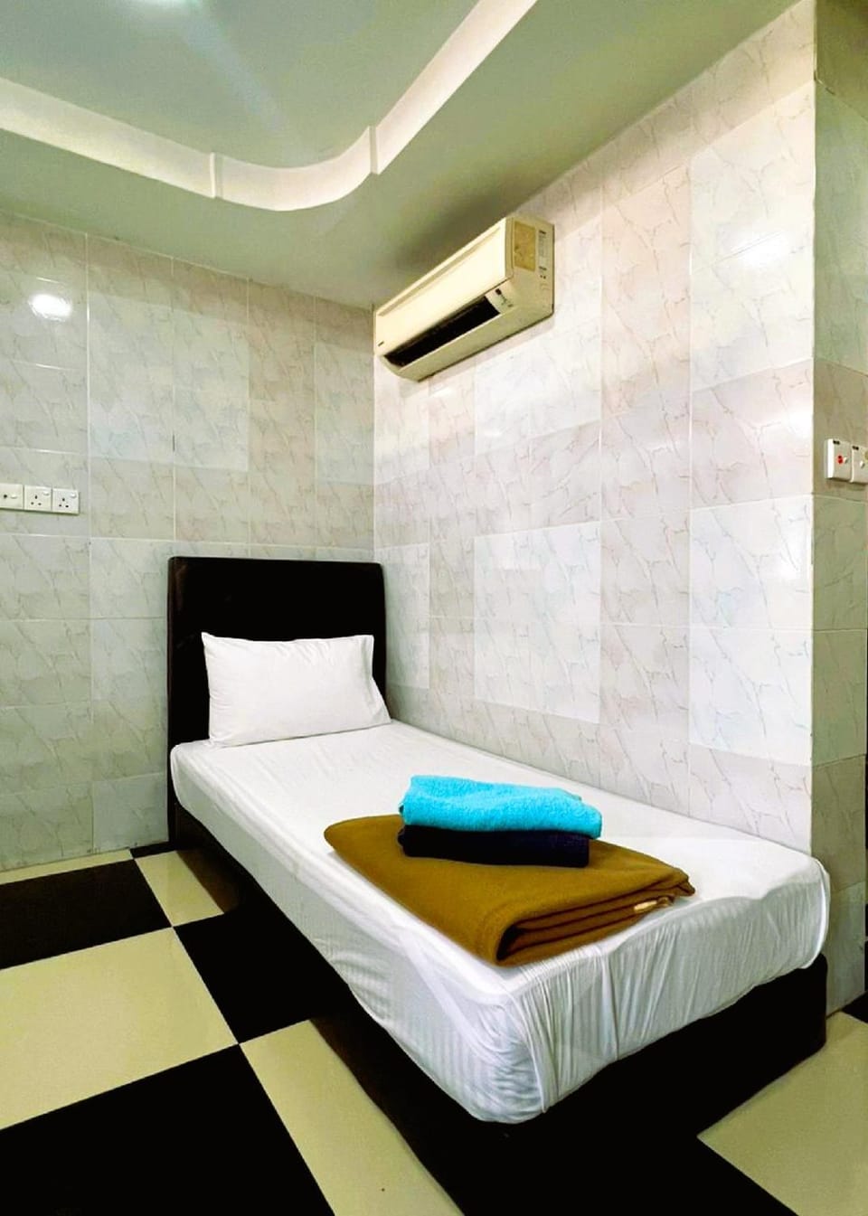 Bed, towels