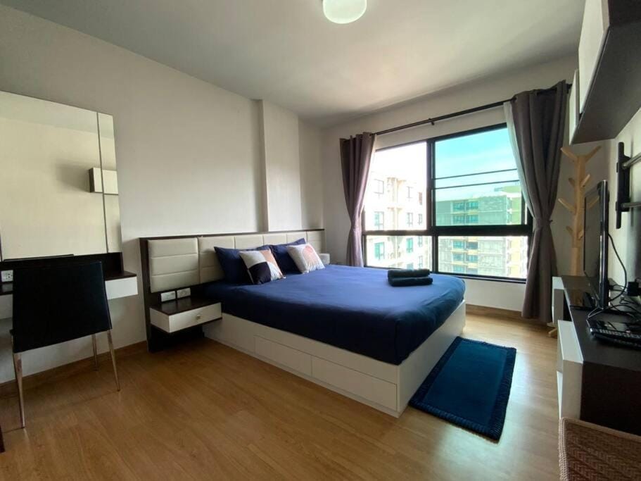 Bed, TV and multimedia, Photo of the whole room