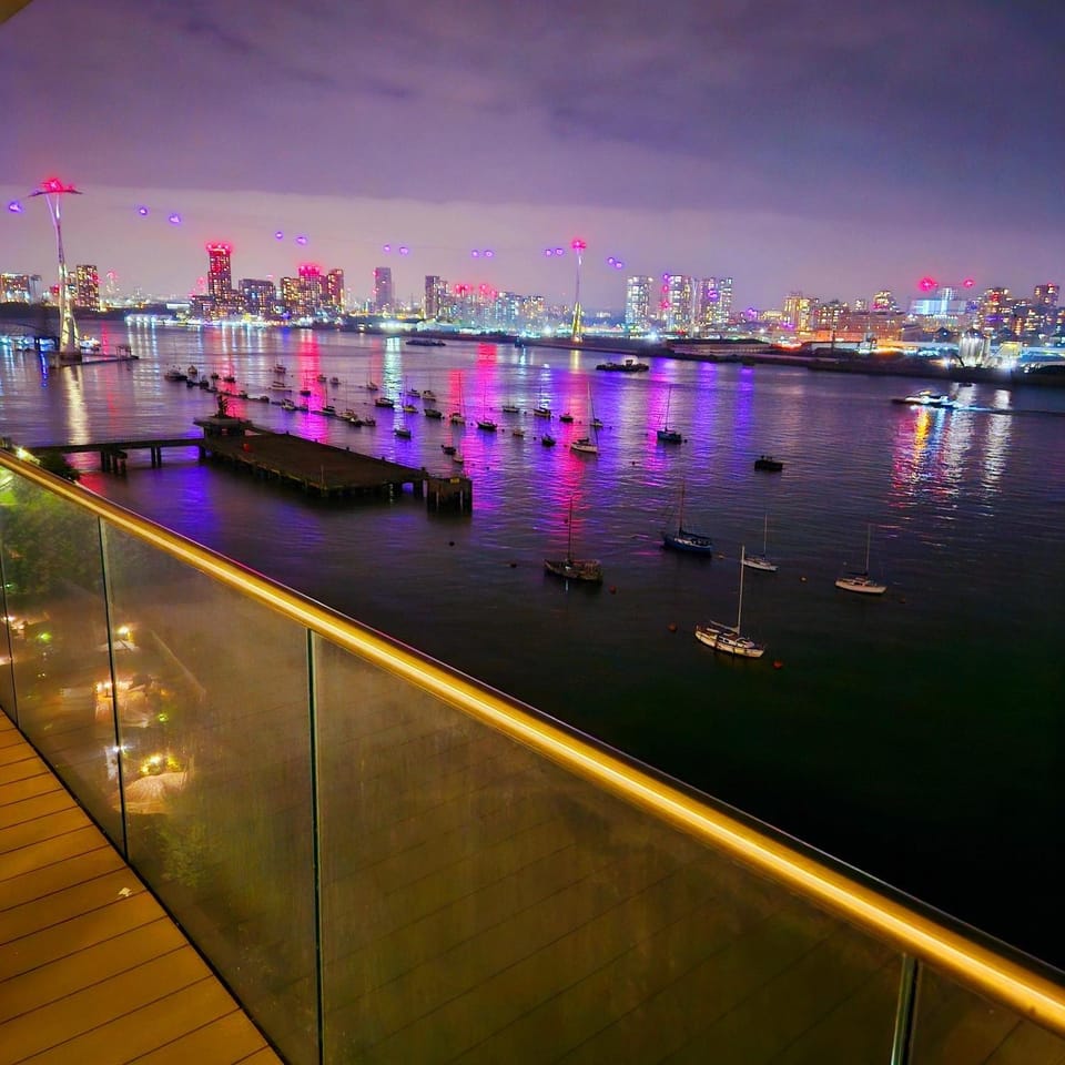 Nearby landmark, Night, Natural landscape, View (from property/room), Balcony/Terrace, City view, Lake view, River view, Sea view