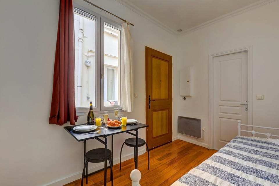 Bed, Dining area, Bedroom