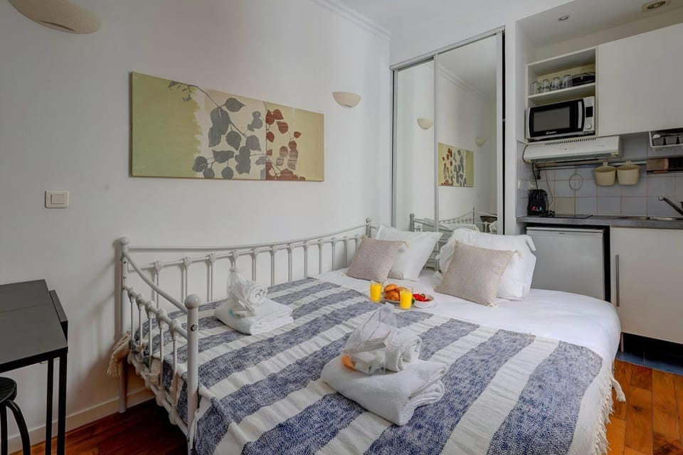 Bedroom, towels