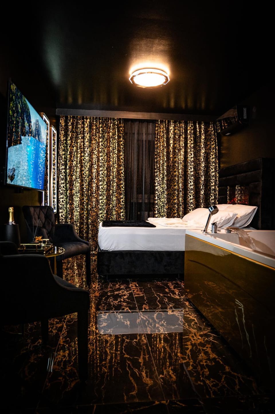 Bed, TV and multimedia, Photo of the whole room